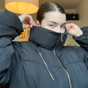 Pufferjacka - Storlek L men passar s och m likaså. Kan ibland mötas i Göteborg och Malmö annars kostar frakten 66 kr! 