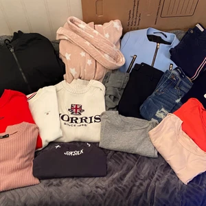 Klädpaket  - Klädpaket XS/S  Flera märkesplagg  Alla plagg är i fint skick och vissa som nya.  Säljes helst tillsammans  Måste bort snarast pga flytt.  1500 kr eller bud  Finns i Kalmar Köparen står för frakten 