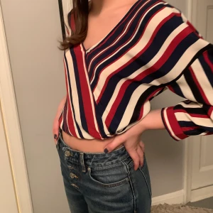 Zara topp - Mönstrad topp från Zara som aldrig är använd❣️ toppen kan stylas på olika sätt men så som på bilden tycker jag är snyggast❤️ aldrig använd.