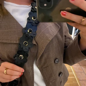 GabrielleByP - Nypris: 499 kr. Säljer detta väskband ifrån Gabrielle By P. Det är ”standard längd” modellen med gulddetaljer. Frakt 44-55 kr. 