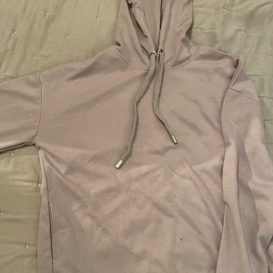 Ljuslila hoodie - Säljer en ljuslila hoodie köpt från New Yorker, använd ungefär 5 gånger, i helt nytt skick. Pris går att diskutera, skriv även för fler bilder 💓