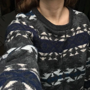 Stickad mönstrad tröja - Stickad varm mysig tröja i fint skick. Passar S-M