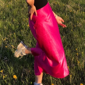 Kjol rosa - Sjukt fin rosa kjol, luftig och enkel att röra sig i 💕 skriv om du vill ha fler bilder! Jag är 163cm och den sitter perfekt i längd