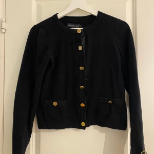 Kofta från STOCKH LM - Elegant kofta från STOCKH LM som passar alla tillfällen. Nypris 699