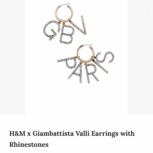 Örhängen Giambattista X Valli H&M - Örhängen i Guld från Giambattista X Vallis kollektion med H&M. Aldrig använda. Kommer i låda. Kostar nya 600kr