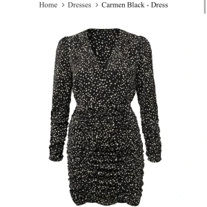 Prickig klänning! - Säljer världens finaste klänning😭😭Gråter över detta för väntade i 1 månad på klänningen men tyvärr va den för liten!!🍾🍾 Fick hem den måndag 21/12, helt ny!!🍾🍾Köpt från ett tyskt märke med världens finaste kläder!!💕💕Kostade totalt 650kr att få hem från Tyskland!! Säljer för 500kr med frakt!!💕💕Perfekta nyårsklänningen och om ni köper fort hinner den komma innan nyår;)))🍾🍾