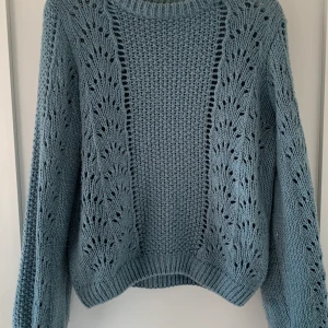 Stickad tröja  - Superfin väldigt sparsamt använd stickad tröja från Lindex. Storlek S, Fraktar i hela landet, köparen står för den (66kr). Möts upp i/nära Lund. Pris kan d