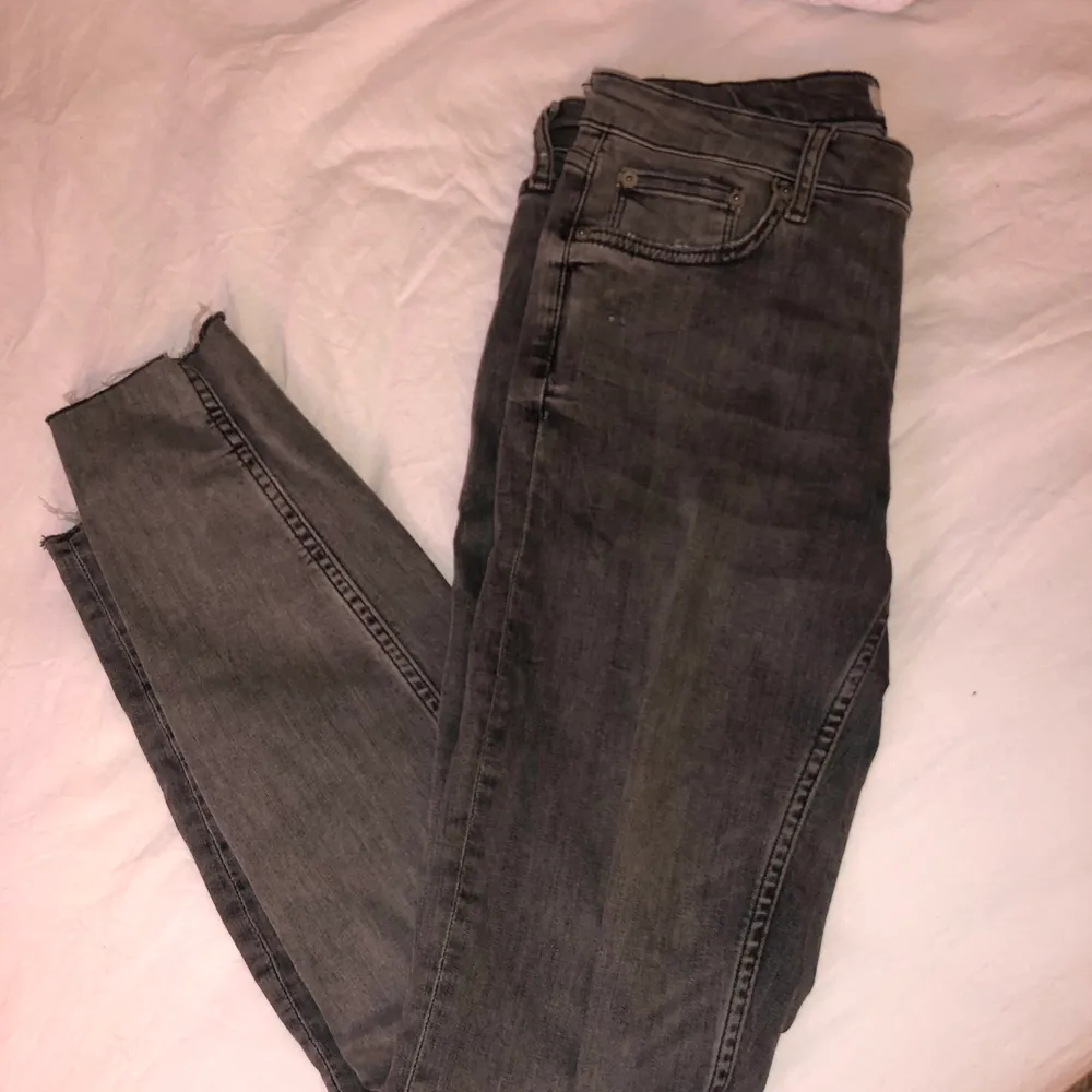 Skinny jeans från Zara, små i storleken . Jeans & Byxor.