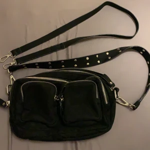 väska från ginatricot - Väska från ginatricot med två olika axelrämmor i olika längder, nypris 349, pris kan disskuteras💗