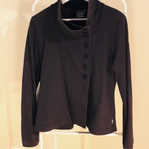 Svart jacka från House of Lola bra skick - Svart Jacka från House of Lola bra skick! Storlek: S Direkt pris: 20 kr Skriv buden till mig privat eller kommentera på bilden! Buda med minst 10kr varje gång ✨(Alla bud är välkomna) Köpare står för frakten (Du bestämmer vilket paket så länge det uppfyller vikt och storleks kraven)