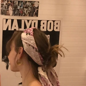 Blommig sjal - Elegant, skir blommig sjal. Lätt genomskinlig med lila och vita blommor!