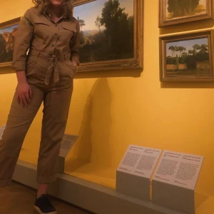 Cargo jumpsuit beige  - Brun beige jumpsuit med fickor, knappar upptill och en gylf. Bandet i midjan går att ta bort om man vill. Byxorna är  sydda som uppvikta, borde gå att sprätta för att få långa ben. Jag är 175cm och passformen är till en i storlek M. 