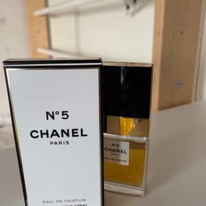 Chanel no 5, Eau de Parfum. Använd lite, som syns på bilden, kanske 30ml kvar!
