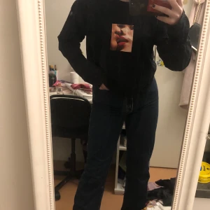 Långärmad tröja stl S - Skitcool tröja med två läppar på, väldigt fin och knappt använd✨💓frakt ingår ej! Köpt på carlings