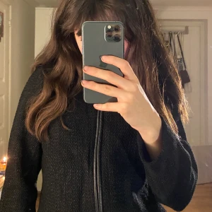 massimo dutti kavaj/jacka  - massimo dutti kavaj/jacka i bra skick med välfungerande dragskedja på både fickor och öppning. säljer då den inte kommer till användning. pris kan disskuteras. 