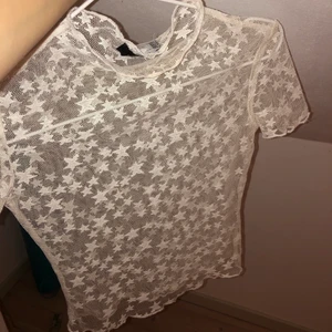 meshtopp - jättesnygg vit meshtopp med stjärnor från bershka! säljer då den tyvärr är förliten för mig, aldrig använd bara testad. den har en mycket liten reva i en av sömmarna (andra bilden) som knappt är märkbar, annars mycket bra skick! storlek XS. frakt tillkommer, spårbart💞