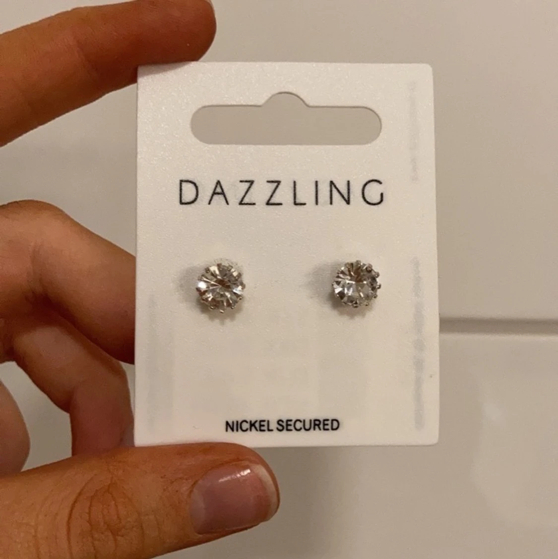 Oanvända öronhängen