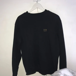 Hov1 - Jag undrar om någon skulle var intresserad av att byta min hov1 merch i storlek S till helst en vit vindar på mars eller något annat med hov1 eller något helt annat!💕 Tröjan är använd ett par gånger men det syns knappt. Skriv för fler bilder!
