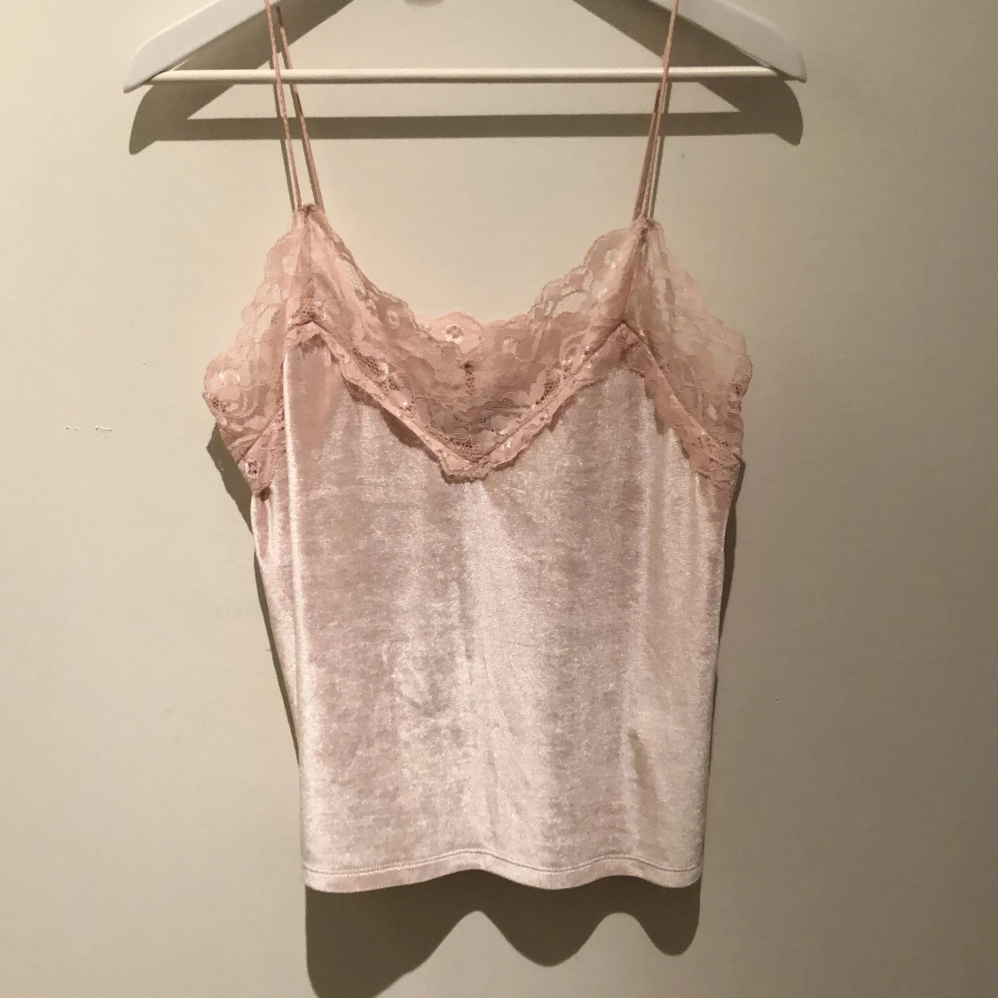 Rosa spets- och velvetlinne 