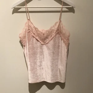 Rosa spets- och velvetlinne  - Rosa spets- och velvetlinne, superfint instoppat i blåa jeans💙✨