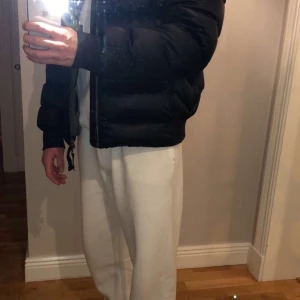 Parajumpers jacka - Säljer denna jacka åt min kille, då den inte kommit till användning för han, den är praktiskt taget helt oanvänden å Inge fel på den, de är en storlek Xl men passar en L/M då den är liten i storlek , ny pris för jackan är 5500kr men säljer den för 4000kr , har ni frågor så kan ni skriva, kan fraktas med spårad frakt eller vanlig, eller så kan vi mötas upp i Hudiksvall