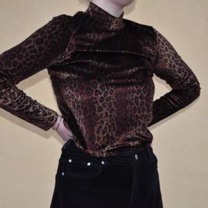 häftig leopard tröja köpt i somras. den är i sammet men det syns så dåligt på bilden!😥skön och är väldigt snygg, passar till mycket😇passar M bäst men även S💘