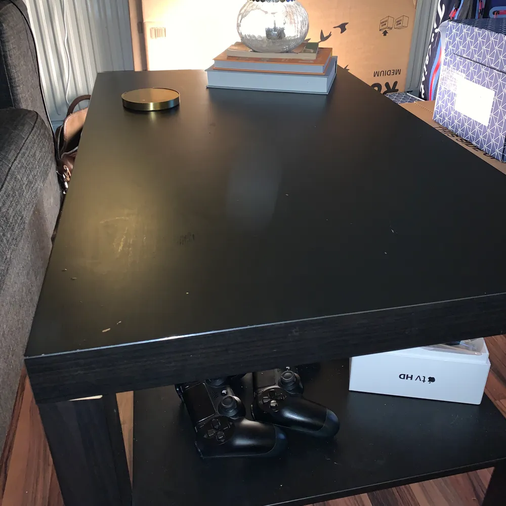 Säljer ett svart soffbord från Ikea, 50kr. Bra skick. Finns att hämta i Göteborg. 90x55cm. (Soffa och soffbord kan köpas tillsammans för 500kr). Övrigt.