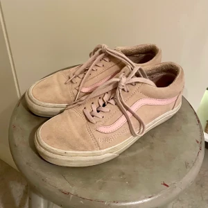 Ljusrosa vans - Ljusrosa vans i storlek 38. Säljer då dem aldrig kommer till användning! Säljs billigt pga av att de är smutsiga och lite slitna. Spårbar frakt kostar 66kr💞