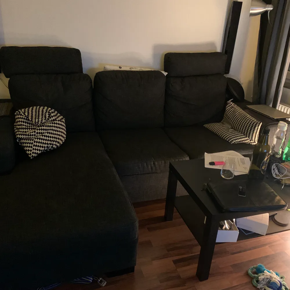 Säljer en mörkgrå divan soffa. Väl använd men i gott skick. Inga hål eller fläckar. Finns att hämta i centrala Göteborg. Ca 230cm bred. (Soffa och soffbord kan köpas tillsammans för 500kr). Övrigt.