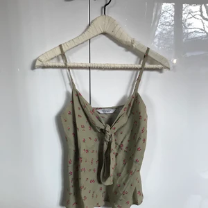 & Other Stories linne - SÄNKT PRIS!Jättesöt & Other Stories linne med rosett detalj framtill! Använd endast en gång, storlek 34, buda i kommentarerna ⭐️⭐️