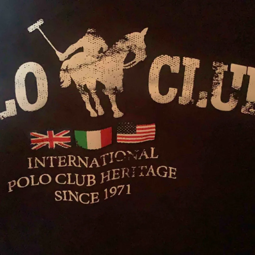 Säljer denna fina poloclub tröja. Aldrig använt.. Skjortor.