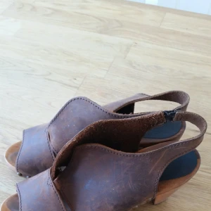  - säljer mina supersköna träklackar med nitdetaljer från Sanita DANISH DESIGN passar storlek 36 men kan även passa en liten 37a. 