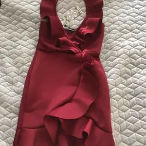 En vinröd fest klänning helt oanvänd, prislappen kvar.