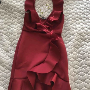  - En vinröd fest klänning helt oanvänd, prislappen kvar.