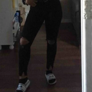 - jeans men hål och slitningar med så snygg passform🙏🏾🙏🏾tror i modellen Molly