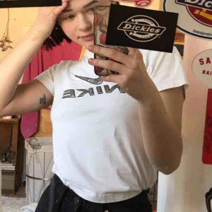  - Nike loggan är i reflex 🤯 Frakt tillkommer, betalning sker via swish💕 bara att skicka ett meddelande vid frågor/om du vill ha fler bilder mm🥳 går alltid att pruta 