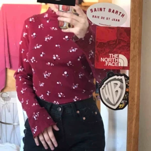  - Blommig vinröd polo tröja😊Frakt tillkommer, betalning sker via swish💕 bara att skicka ett meddelande vid frågor/om du vill ha fler bilder mm🥳 går alltid att pruta 