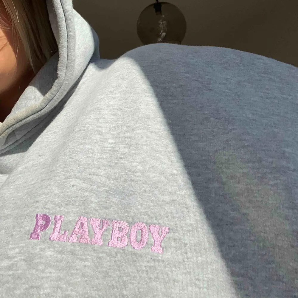Oversized hoodie från missguideds kollektion med Playboy. Jätteskön och mysig!! Den är i bra skick och nästan aldrig använd. Köparen står för frakten💗. Hoodies.