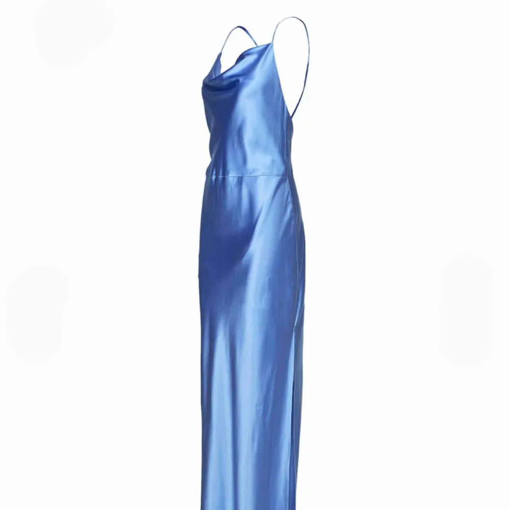 Ljusblå klänning i silkesmaterial från Samsoe Samsoe, jättefin som balklänning!  Aldrig använd utan bara testad. Säljer klänningen i den ljusblåa färgen som visas på första bilden, men det är exakt samma klänning som de sista bilderna!   Tar emot bud!. Klänningar.