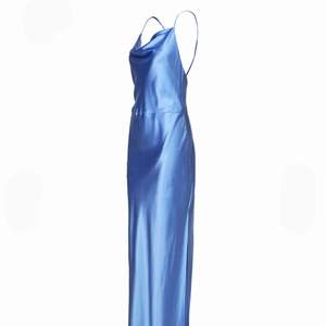 Ljusblå klänning i silkesmaterial från Samsoe Samsoe, jättefin som balklänning!  Aldrig använd utan bara testad. Säljer klänningen i den ljusblåa färgen som visas på första bilden, men det är exakt samma klänning som de sista bilderna!   Tar emot bud!