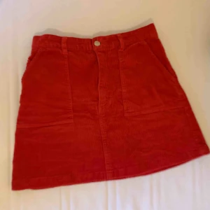  - Röd Manchesterkjol från monki i fint skick. Knappt använd därför säljer jag den i hopp om att den får mer kärlek. Köparen betalar frakt, kan mötas upp i Sthlm 