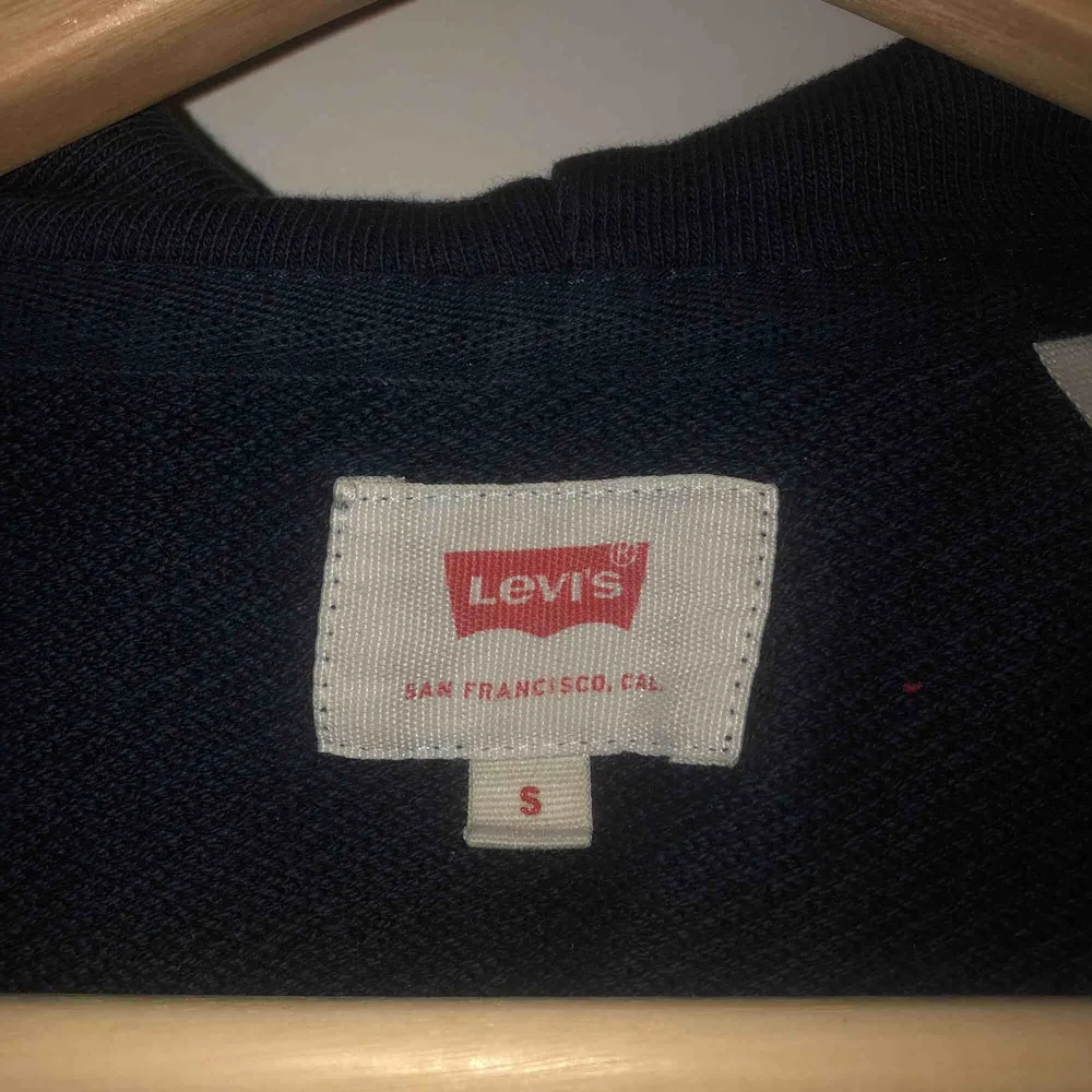Jätte fin hoodie från Levi’s.  Säljer för den inte kommer till användning. Jätte skönt material inuti & inga hål eller andra skador. Kan frakta med då betalar du frakten❤️. Hoodies.
