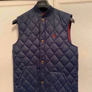 Ralph lauren väst - En fin Ralph lauren väst. Har inte änvänds mycket.
