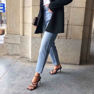  - Populära jeans från monki i storlek 28, modellen Kimomo. Köpta här på plick men var tyvärr försmå. I fint begagnat skick. (Första bilden är lånad!) Skulle tro att dem passar dig som normalt har 27 i monkis byxor (motsvarar en 36/S)🥰+60kr i frakt 