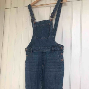  - Asballa hängselbyxor från Monki. 