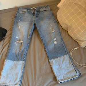  - Supersnygga jeans från zara med en liten slit nertill. Frakt ingår. 