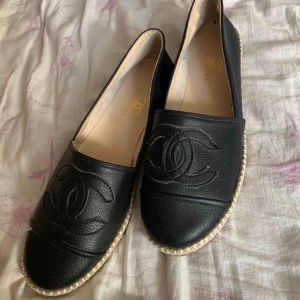  - Hellt nya skor Chanel  🥿 Och bra pris 