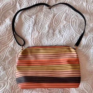  - En oanvänd väska från Parfois.  Storlek 37 x 26 x12 cm. Finns att hämta i Uppsala, annars tillkommer frakt. 