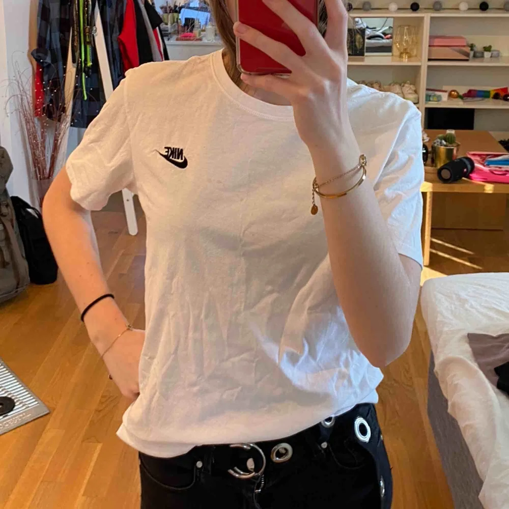 Nike tisha, har tre små fäckar på bröstet💗 vet inte om de går bort därav priset💗. T-shirts.