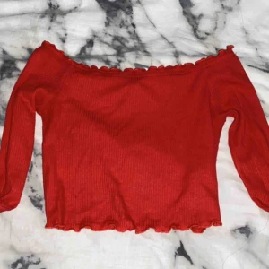  - En offshoulder tröja som är wow men kan nt ha på mig längre :(